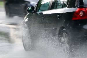 Atenţie, şoferi! Recomandările Poliţiei privind circulaţia pe timp de ploaie