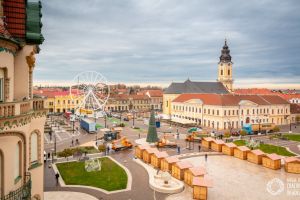 Pregătiri de Crăciun: Piaţa Unirii, decorată cu un brad înalt, căsuţe din lemn şi o roată-carusel imensă (FOTO)