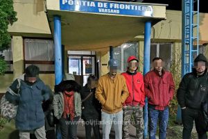 Opt cetăţeni irakieni, depistaţi în două taxiuri în apropierea frontierei cu Ungaria