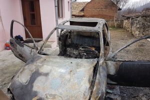 A convins un tânăr să incendieze autoturismul unui cunoscut: Ambii bărbaţi sunt cercetaţi de poliţiştii din Cugir