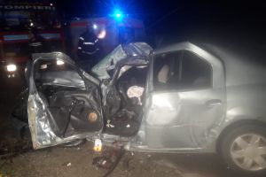 Accident grav, cu două victime, între un autoturism şi un tir