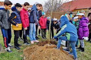 FOTO| „Părculeţul cu gânduri bune”: Dorind să tragă un semnal de alarmă privind încălzirea globală, copiii din Ciugud au plantat un nou părculeţ în comună