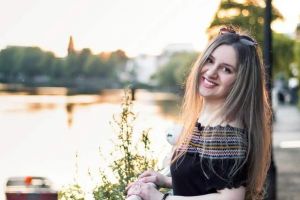 VIDEO. O tânără de 20 de ani din Alba, i-a cucerit pe englezi cu muzica ei. O piesă lansată în urmă cu o săptămână are mii de vizualizări pe youtube