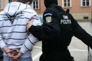 Hoţ de oglinzi auto, reţinut de poliţişti