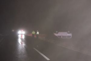 Eveniment rutier in Tulcea: Nu a adaptat viteza la conditiile de drum si s-a rasturnat. Doua persoane ranite