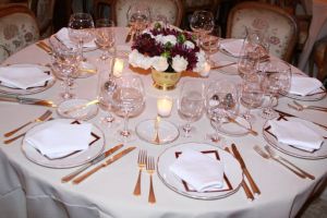 CODUL BUNELOR MANIERE: Cum trebuie să te comporţi la masă? Ce tacâmuri foloseşti, ce faci cu şervetul, cum trebuie să te aşezi şi alte reguli de politeţe