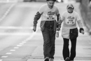 La 85 de ani, soţii Sufleţel au alergat 5 km ţinându-se de mână la Crosul „15 Noiembrie”, de la Braşov