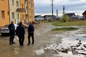 Începe amenajarea zonei din jurul blocurilor sociale aflate în Subcetate (FOTO)