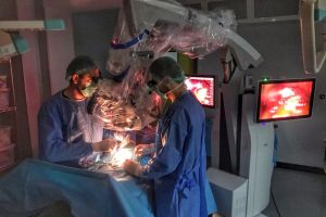 Prima intervenţie neurochirurgicală cu microscopul operator la SJU Bistriţa