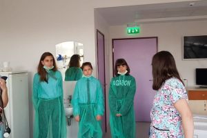 Ce au făcut la Spitalul Judeţean de Urgenţă câteva eleve de la Școala Gimnazială nr.1 Bistriţa