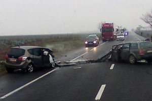 FOTO Accident cumplit! Trei persoane au murit după impactul dintre două maşini, pe DN2