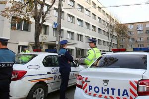Poliţiştii care au mers la spital după ce au intrat în blocul de pe Mioriţa 8, trimişi la control de şefi