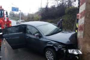 Accident în Piteşti, Volkswagen proiectat într-un cap de pod!