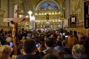 Catedrala a fost plină: Ioan Bocşa şi ansamblul „Icoane” i-au colindat pe orădeni (FOTO / VIDEO)