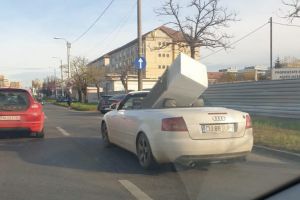 FOTO – Se întâmplă în România – A transportat frigiderul cu decapotabila