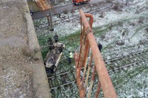 O maşină a sărit de pe pasarelă la Adjud, din cauza poleiului
