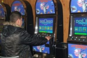 Patronul unei săli de păcănele, amendat de poliţişti!