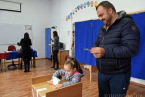 La cererea BIHOREANULUI, Biroul Electoral Central lămureşte: jurnaliştii acreditaţi au voie să facă poze şi filmări în secţiile de votare