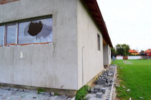 FOTO. Baza sportivă din Odoreu, vandalizată. Au scos şi pavajele!