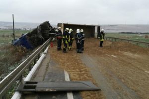 FOTO Accident! Un camion de mare tonaj, încărcat cu nisip, răsturnat de-a curmezişul drumului
