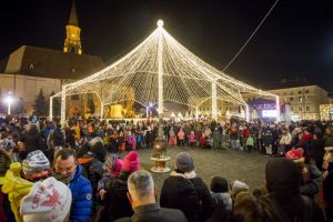 VIDEO| S-a deschis Târgul de Crăciun din Cluj-Napoca. Luminile, bucuria şi muzica au animat Piaţa Unirii