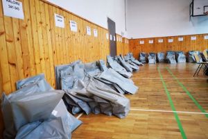 FOTO Materialele necesare pentru vot au ajuns în secţiile de votare din judeţul Braşov