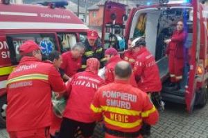 Un maramuresean care s-a accidentat la taiat de lemne a fost dus cu elicopterul la spital (VIDEO)