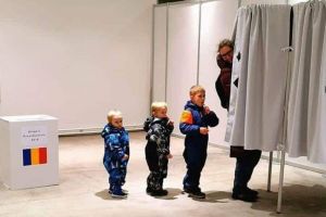 Imaginea zilei: Mămică cu ”raţuştele” la VOT, la o secţie de votare din Diaspora