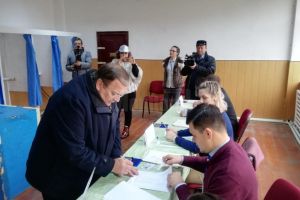 Gheorghe Flutur a votat, alături de soţie, pentru un preşedinte care va scoate Moldova şi ...