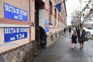 Alegerile prezidenţiale: 6% dintre bihoreni au mers la vot, până la ora 10. Secţia cea mai aglomerată e în Băile Felix