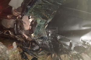 O maşină a rupt un stâlp de beton şi trei persoane au fost rănite