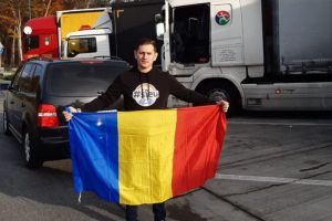 Un român stabilit în Germania ”colindă” parcările cu maşina personală pentru a duce şoferii de TIR la vot