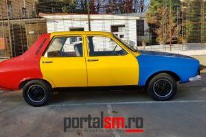FOTO. Sătmărenii, întâmpinaţi de Dacia vopsită în tricolor, la o secţie de votare din oraş