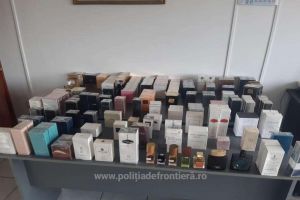 FOTO. Parfumuri contrafăcute, în valoare de peste 40.000 lei, confiscate la PTF Petea