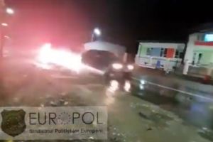 VIDEO. Poliţia a tras într-un BMW. Cu Loganul n-au avut nicio şansă să-l prindă