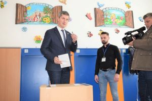 VIDEO FOTO – Dan Barna a votat la Sibiu: „Îndemn oamenii să iasă şi să voteze”