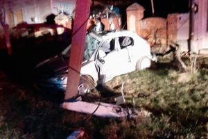 Două persoane rănite după ce un şofer a ajuns cu maşina într-un stâlp, la Balinţ