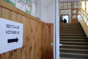 Incidente în ziua alegerilor – Un bărbat a murit aşteptând să voteze. Focuri de armă la o altă secţie