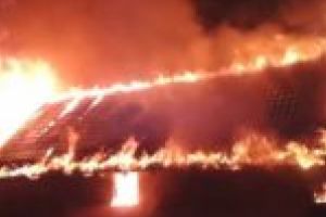 Locuinţă cuprinsă de flăcări, la Răcăşdia