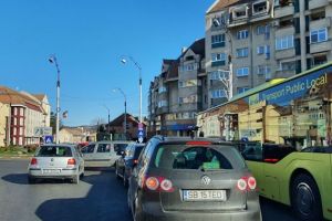 VIDEO FOTO Aglomeraţie la noul mall. Sibienii preferă shopping-ul în loc să meargă la vot