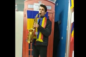 VIDEO. Moment emoţionant, într-o secţie de votare din Spania, unde un tânăr a interpretat un cântec patriotic la saxofon