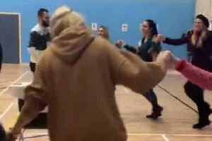 VIDEO| Diaspora votează, Diaspora dansează, Diaspora contează: La Londra românii votează cu optimism si voie bună