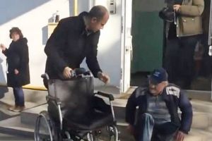 FOTO. Un bărbat s-a târât pe trepte pentru a ajunge la vot. Secţia nu avea rampă pentru scaunul cu rotile