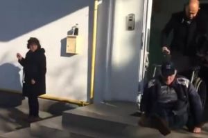 Umilitor – Un pensionar din Sibiu s-a târât pe treptele unei secţii de vot