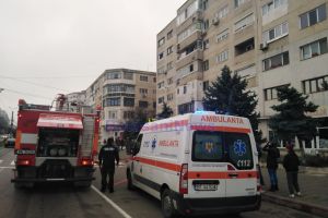 FOTO! Incendiu într-un apartament din municipiul Botoşani. Proprietara a primit îngrijiri medicale, după un atac de panică