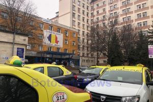 FOTO! Taximetriştii botoşăneni au luat cu asalt Spitalul Judeţean, după ce un coleg de-al lor a fost înjunghiat. Curtea unităţii, blocată