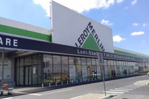 Femeie la spital după ce o uşă s-a prăbuşit peste ea într-un magazin de bricolaj