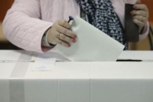 Al treilea deces la alegeri: femeie din Argeş a murit în curtea secţiei de votare