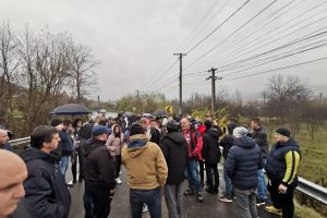 DÂMBOVIȚA: Protest în duminica alegerilor! 100 de oameni au ieşit în stradă