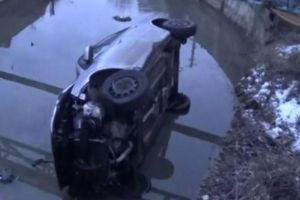 O persoană a decedat după ce a căzut cu maşina de pe un pod, în Tulgheş
